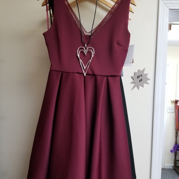 Dresses - Picture 2 of 3